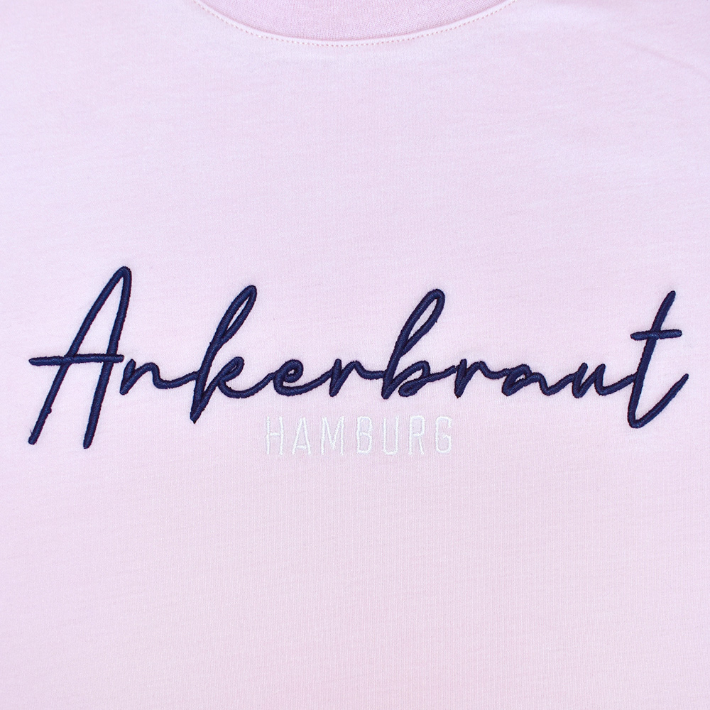 Weibliches Model mit ANKERBRAUT T-Shirt in Cradle Pink
