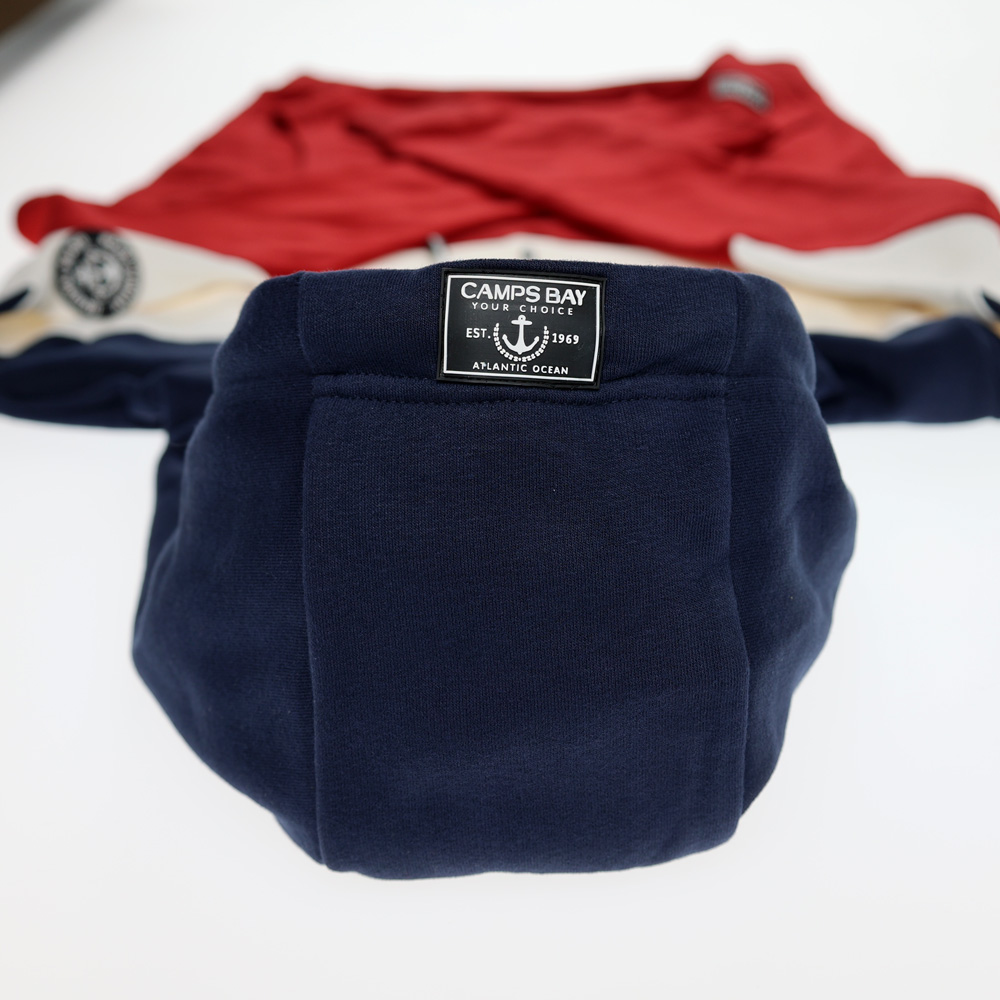 Männliches Model mit CAMPS BAY Hoodie in Sun Dried Tomato