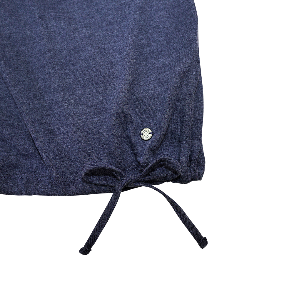 Weibliches Model mit CAMPS BAY T-Shirt in Maritime Blue Melange