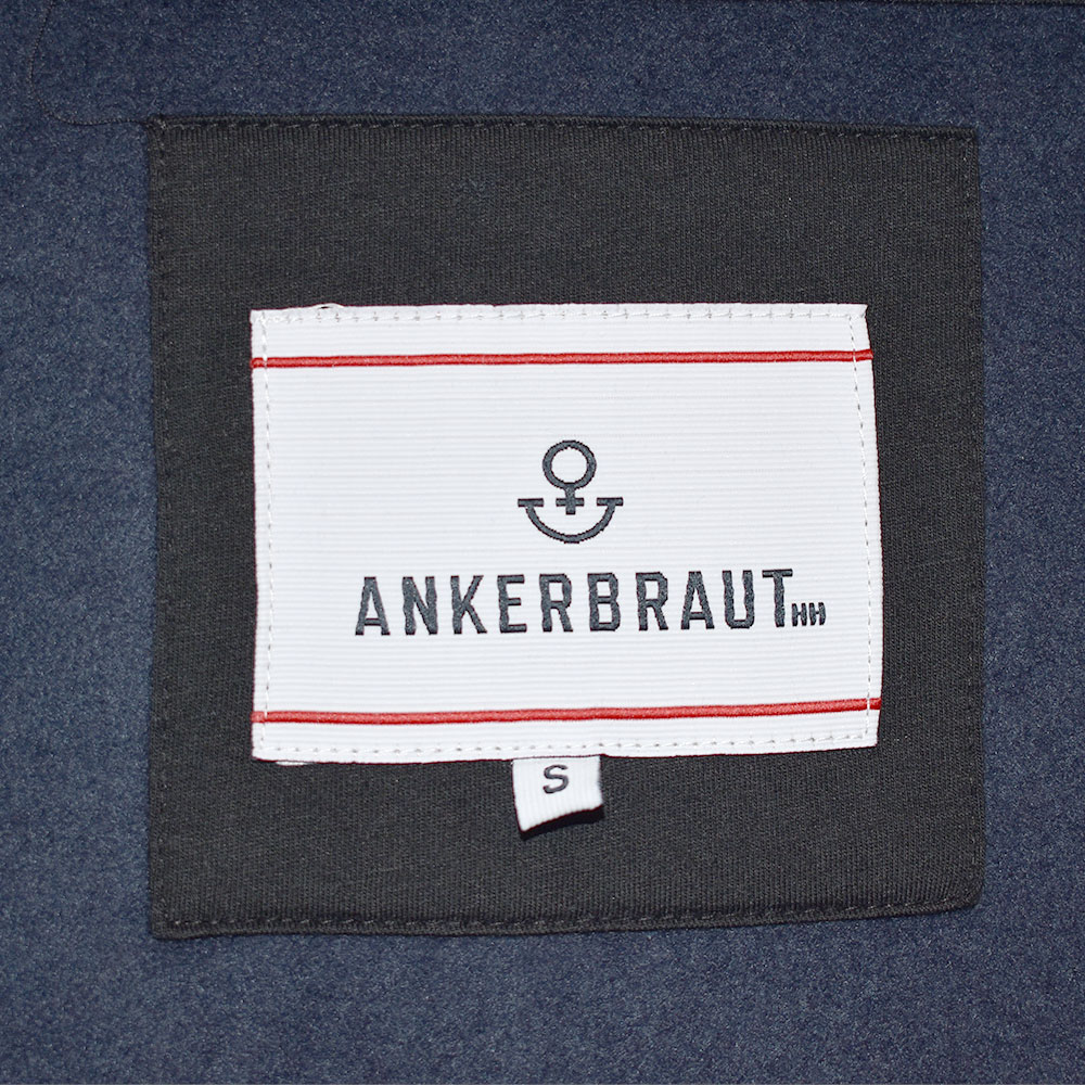 Weibliches Model mit ANKERBRAUT Long Sweatjacke in Total Eclipse Melange 