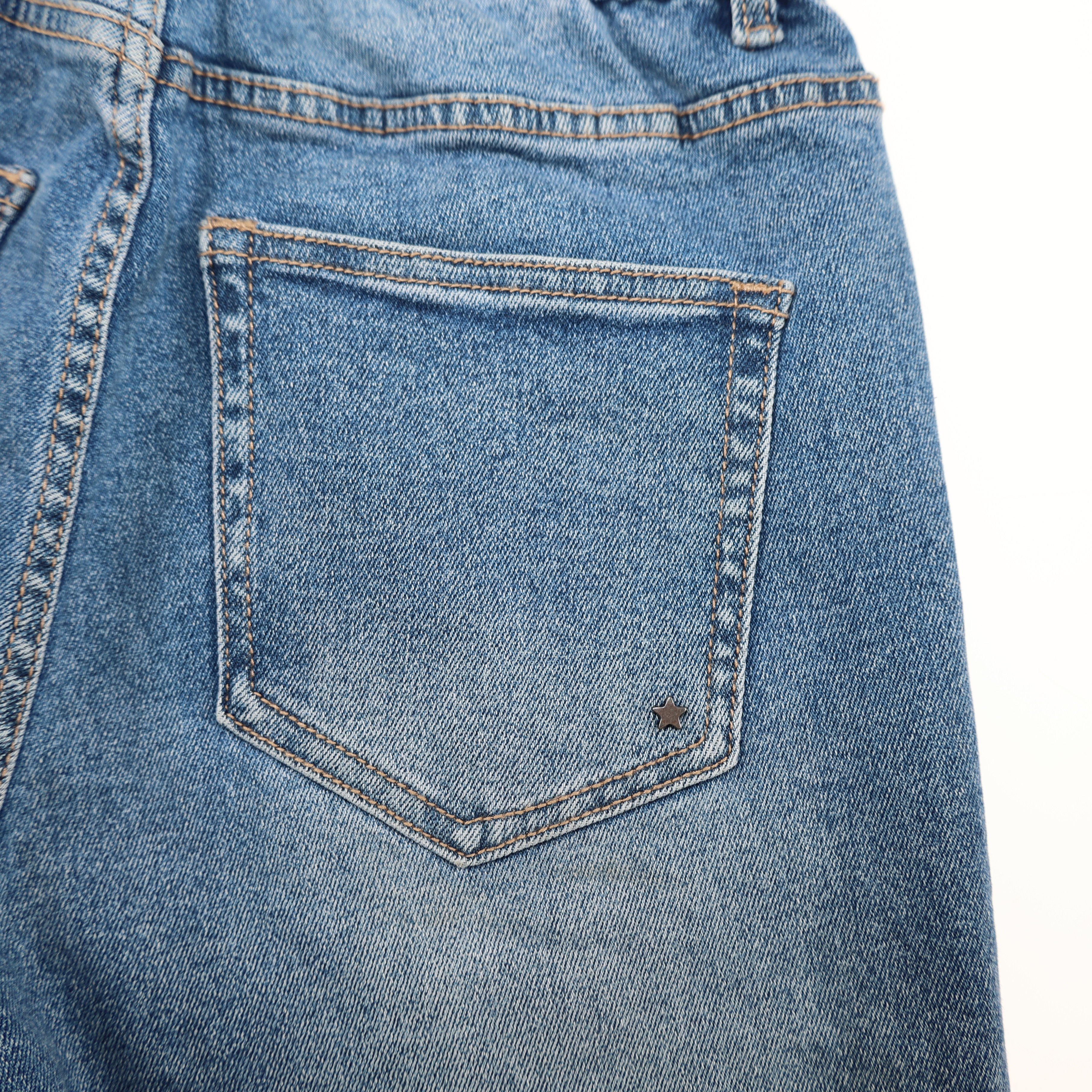 Weibliches Model mit CAMPS BAY Jeans 