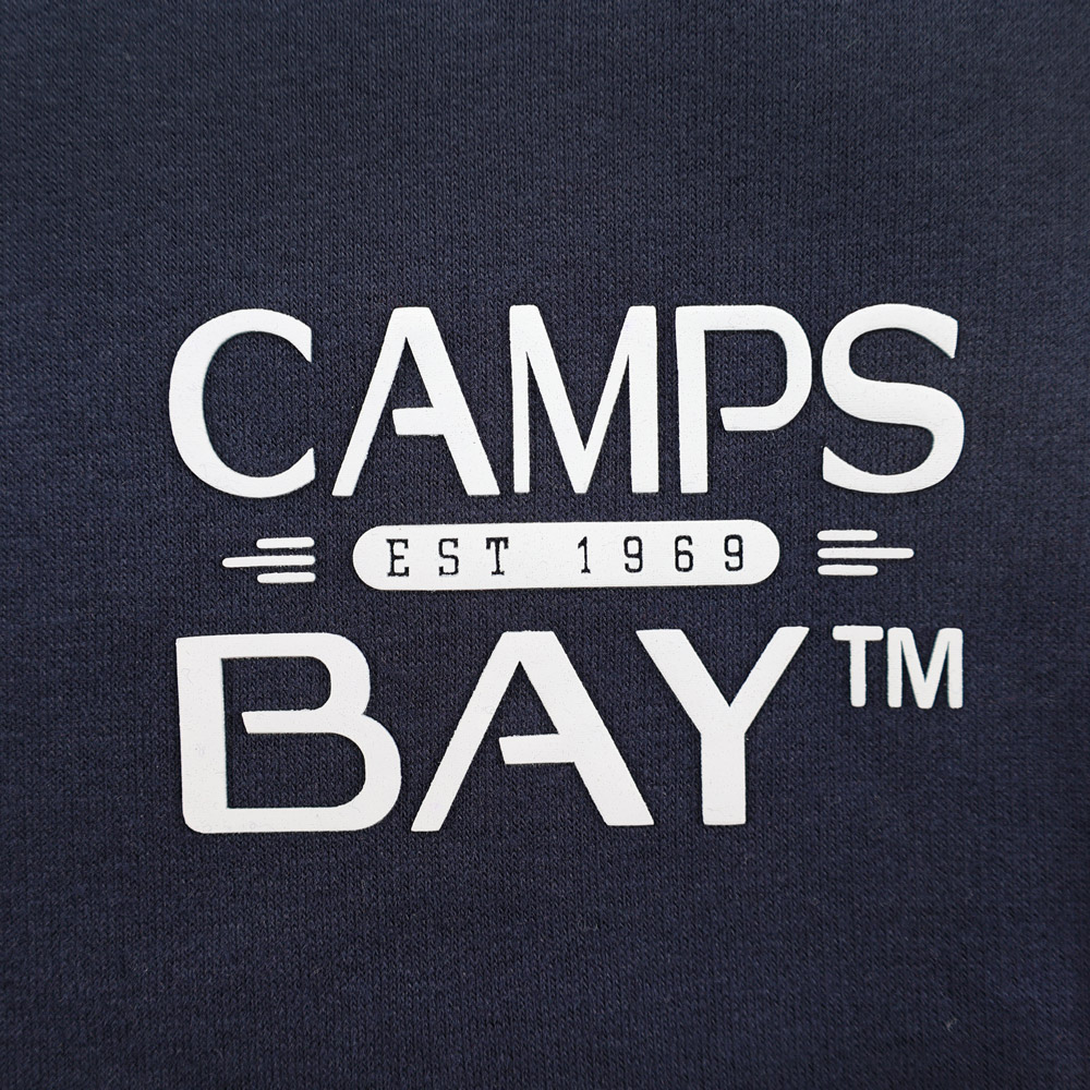 Männliches Model mit CAMPS BAY Sweathose in Night Sky