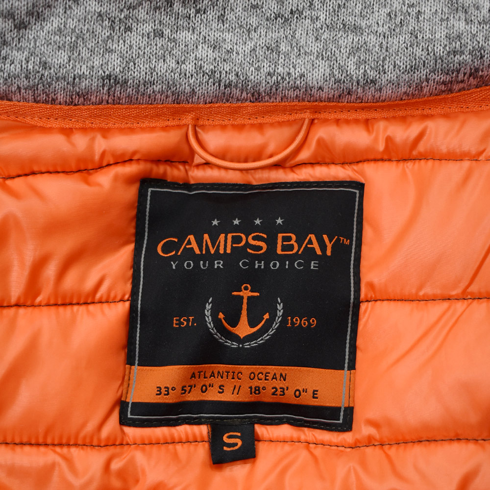 Männliches Model mit CAMPS BAY Jacke in Peat