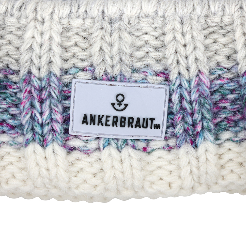Weibliches Model mit ANKERBRAUT Mütze in Ice Melange