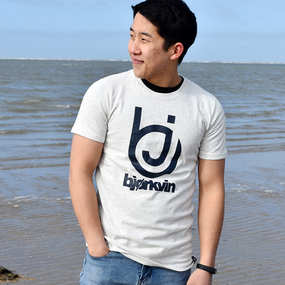 Männliches Model mit Björkvin T-Shirt in Silver Melange