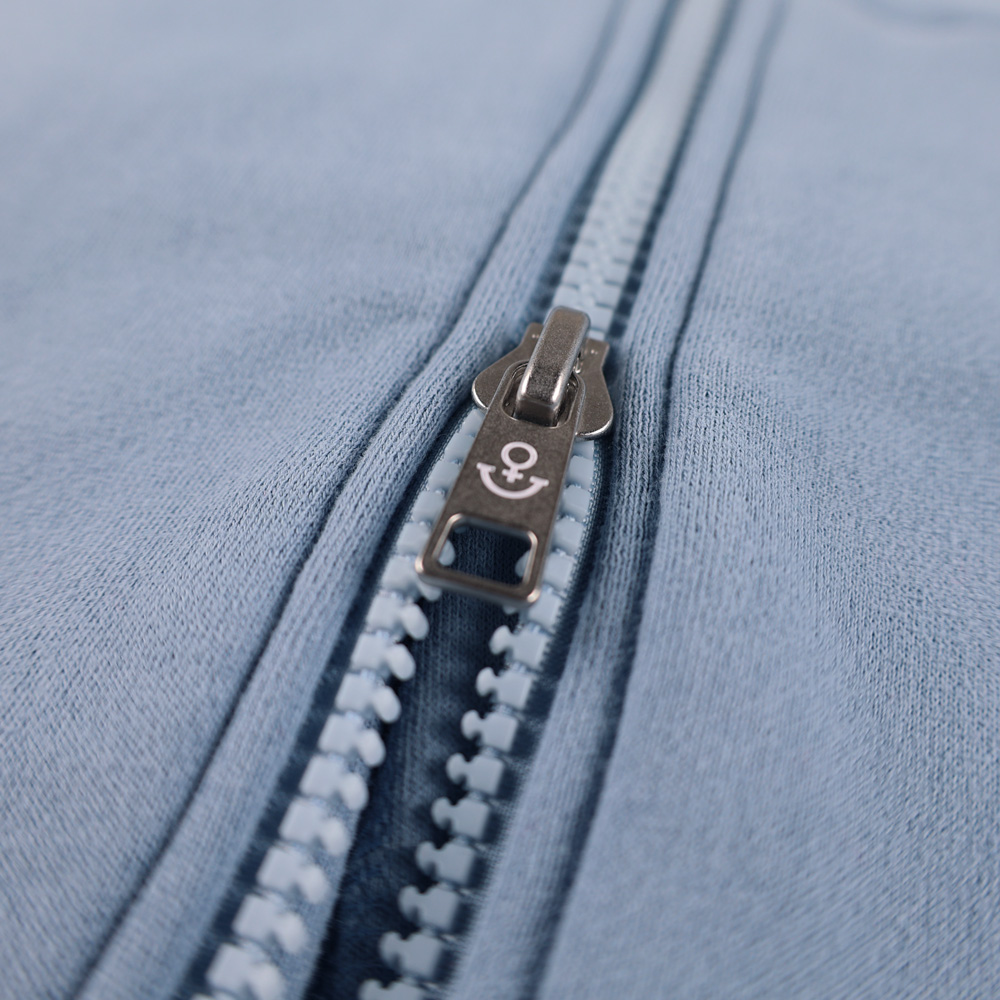 Weibliches Model mit ANKERBRAUT Sweatjacke in Forever Blue