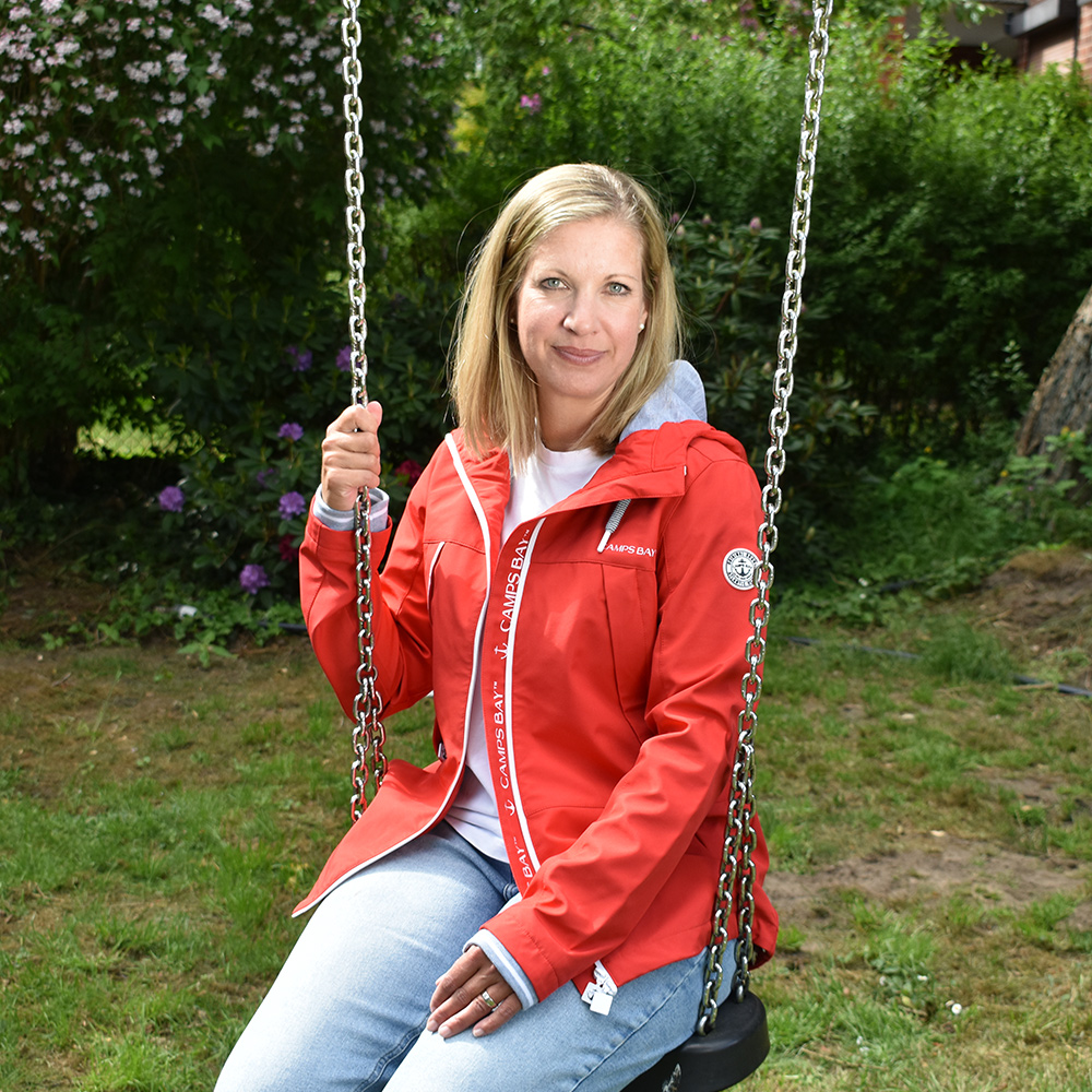 Weibliches Model mit CAMPS BAY Jacke in True Red