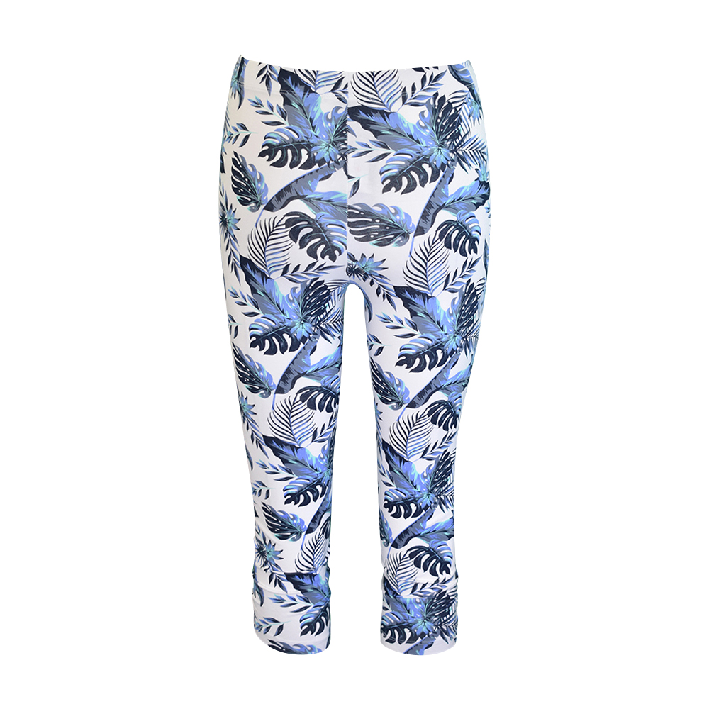 Weibliches Model mit CAMPS BAY Leggins in Aqua Sky