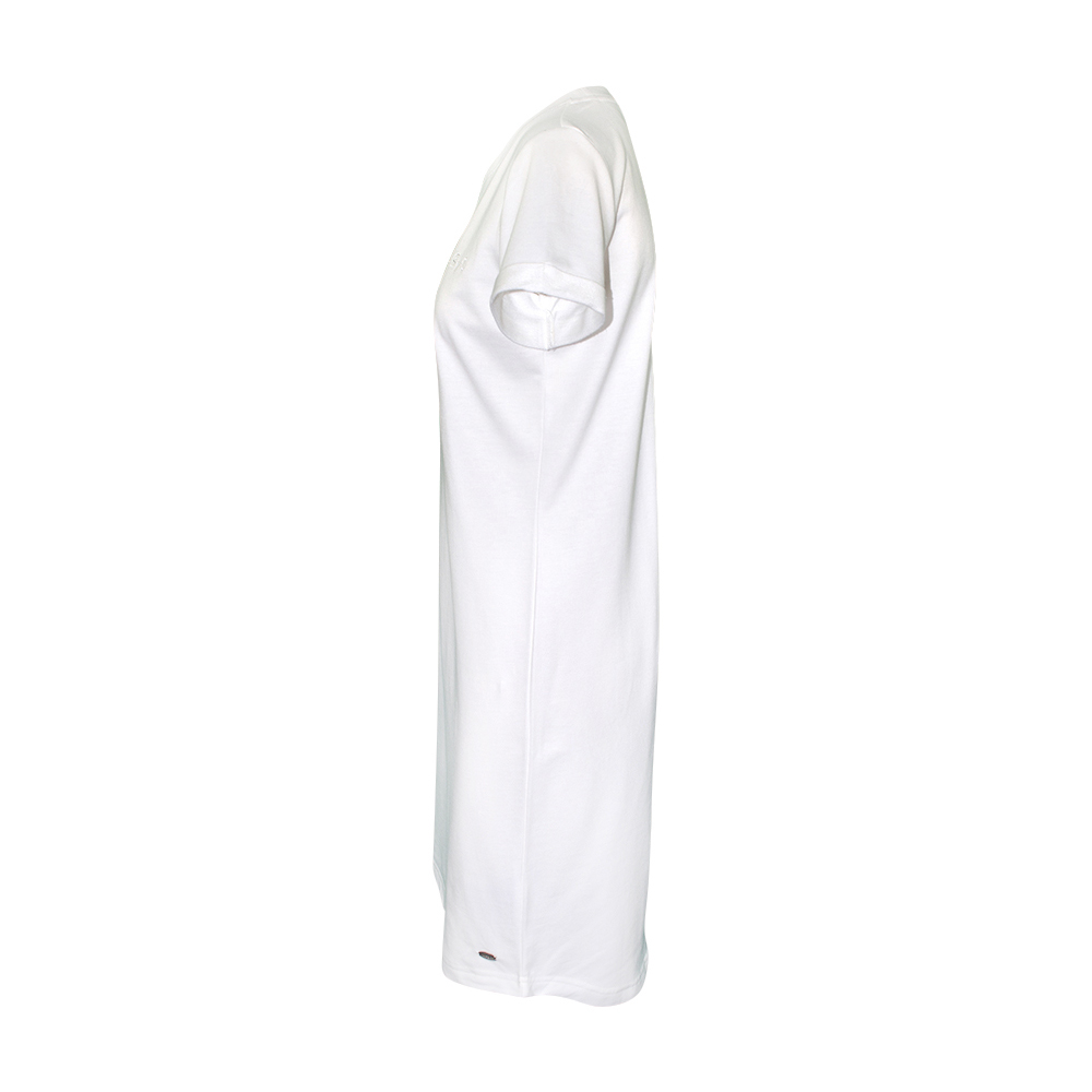 Weibliches Model mit CAMPS BAY Strandkleid in Cloud Dancer Offwhite