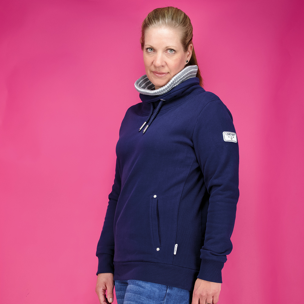 Weibliches Model mit Camps Bay Sweatshirt in Maritime Blue