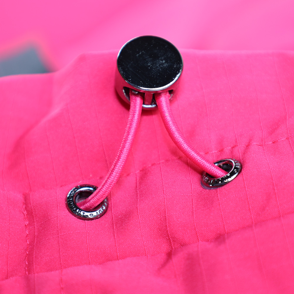 Weibliches Model mit ANKERBRAUT Langmantel in Pink