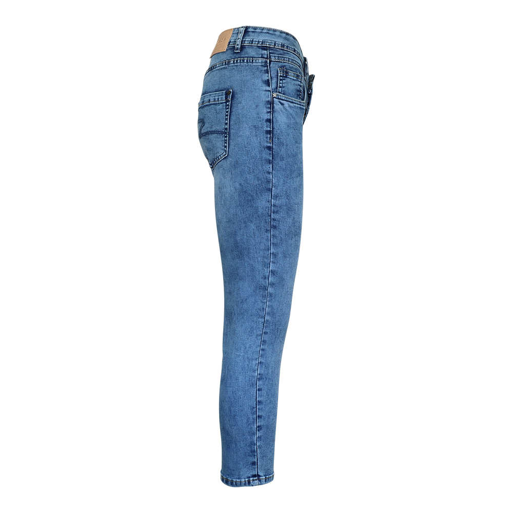 Weibliches Model mit CAMPS BAY Jeans in mblue