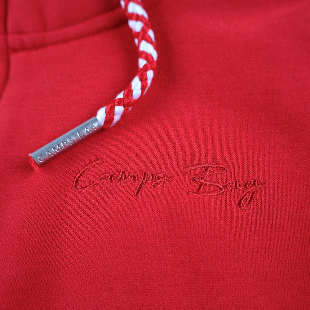 Weibliches Model mit CAMPS BAY Sweatjacke in Savvy Red