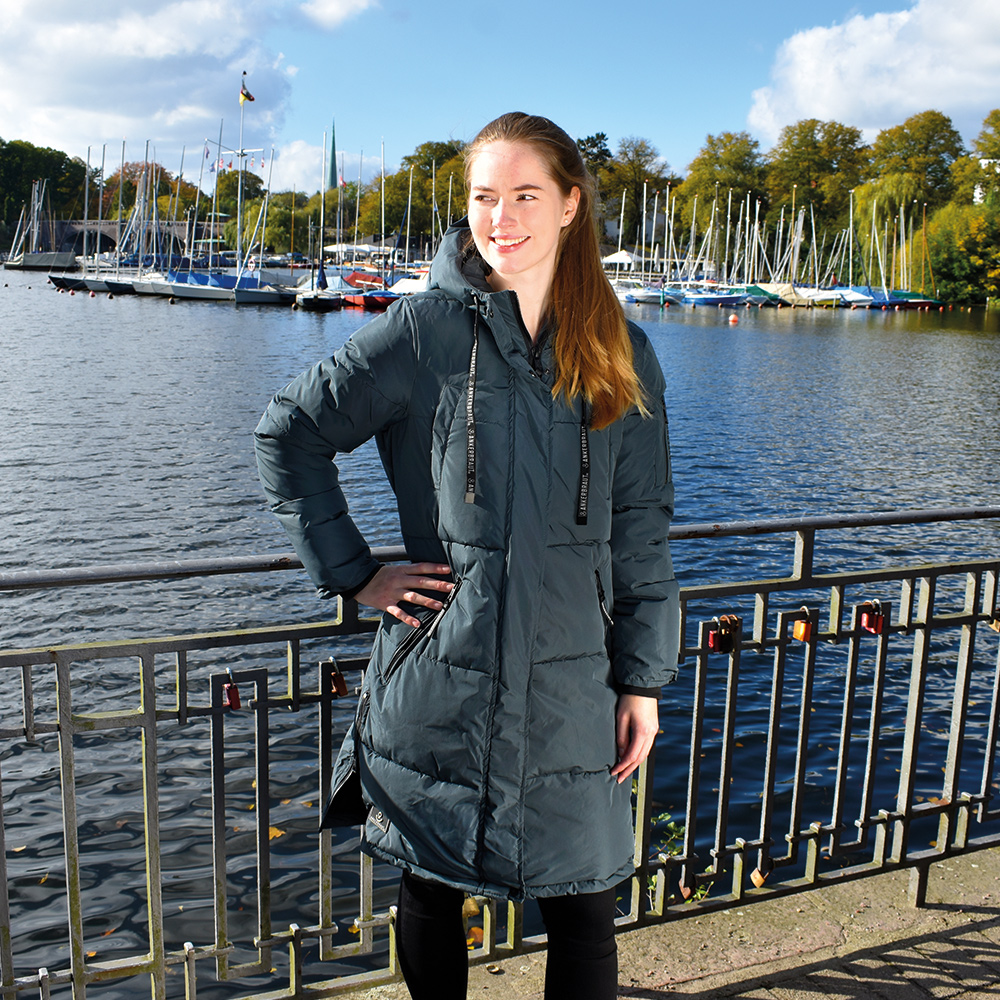 Weibliches Model mit ANKERBRAUT Puffer Jacket in Dark Slate