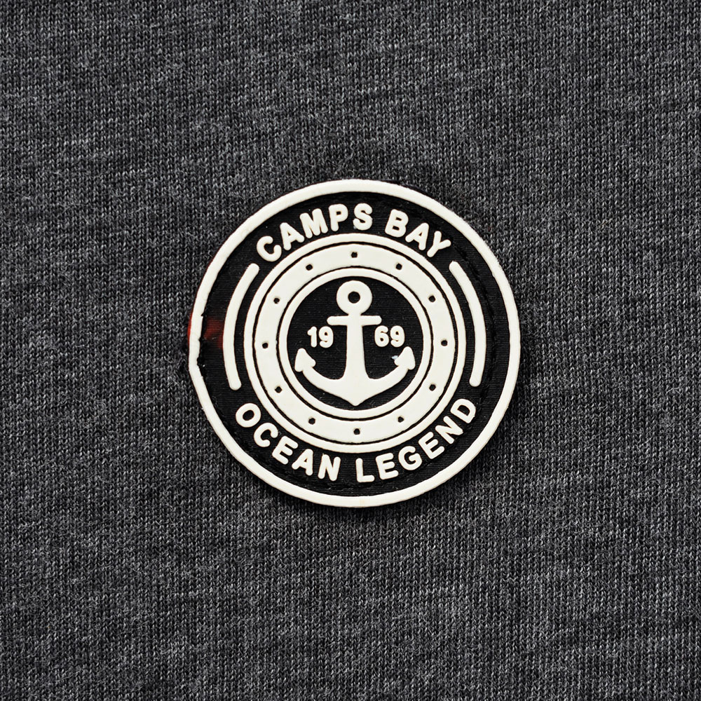Männliches Model mit CAMPS BAY T-Shirt in Forged Iron Melange
