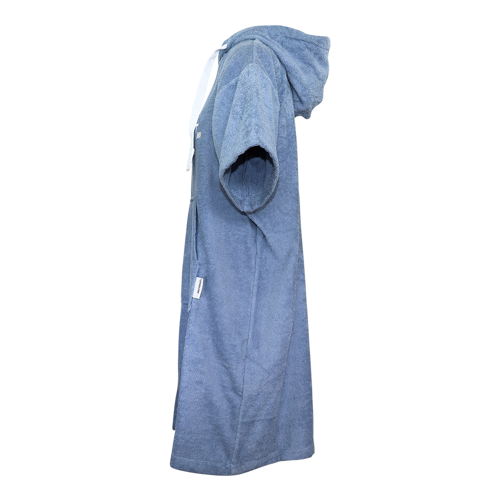 Weibliches Model mit ANKERBRAUT Beach-Poncho in Dove Blue
