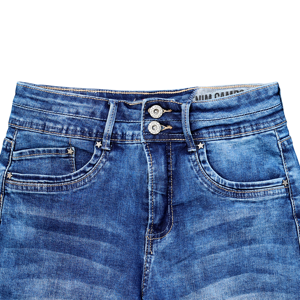 Weibliches Model mit CAMPS BAY Jeans-Shorts in dblue