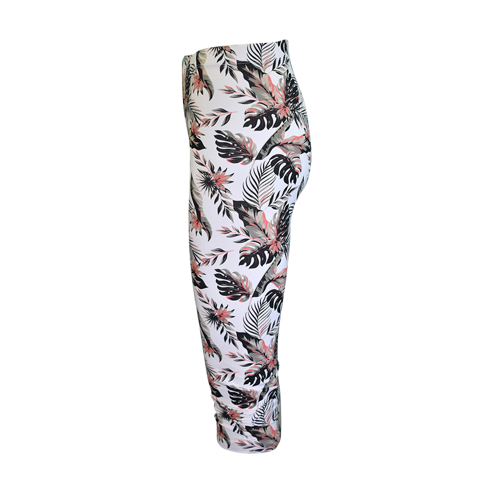 Weibliches Model mit CAMPS BAY Leggins in Fusion Coral
