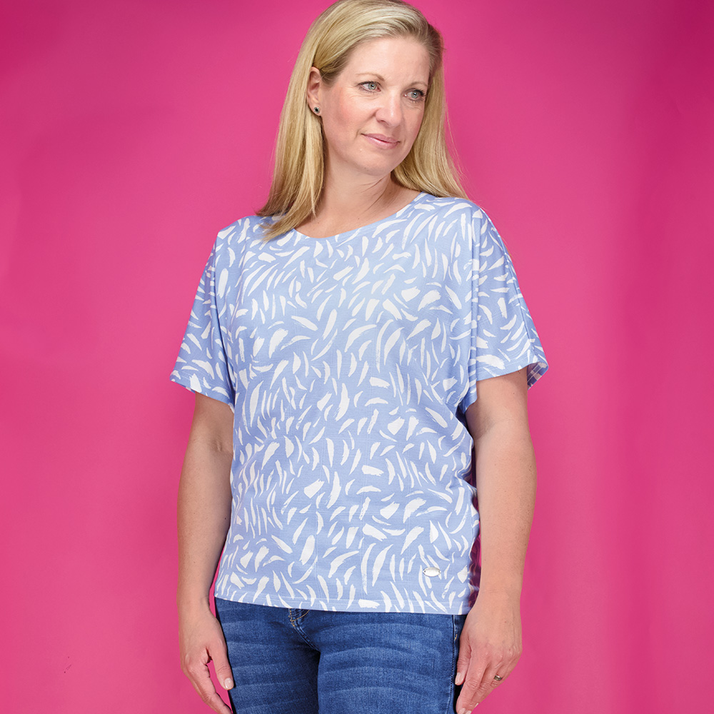 Weibliches Model mit CAMPS BAY Bluse 