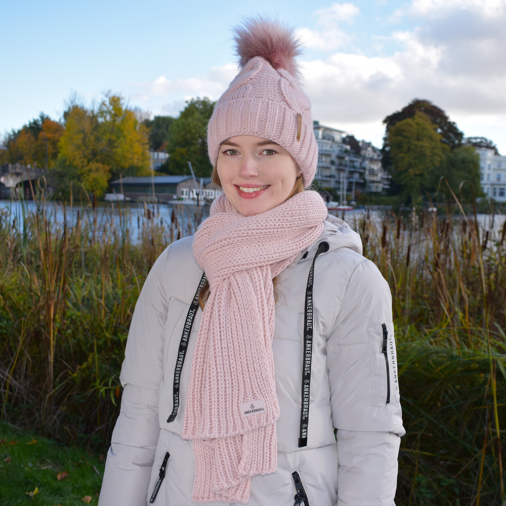 Weibliches Model mit ANKERBRAUT Mütze in Rose