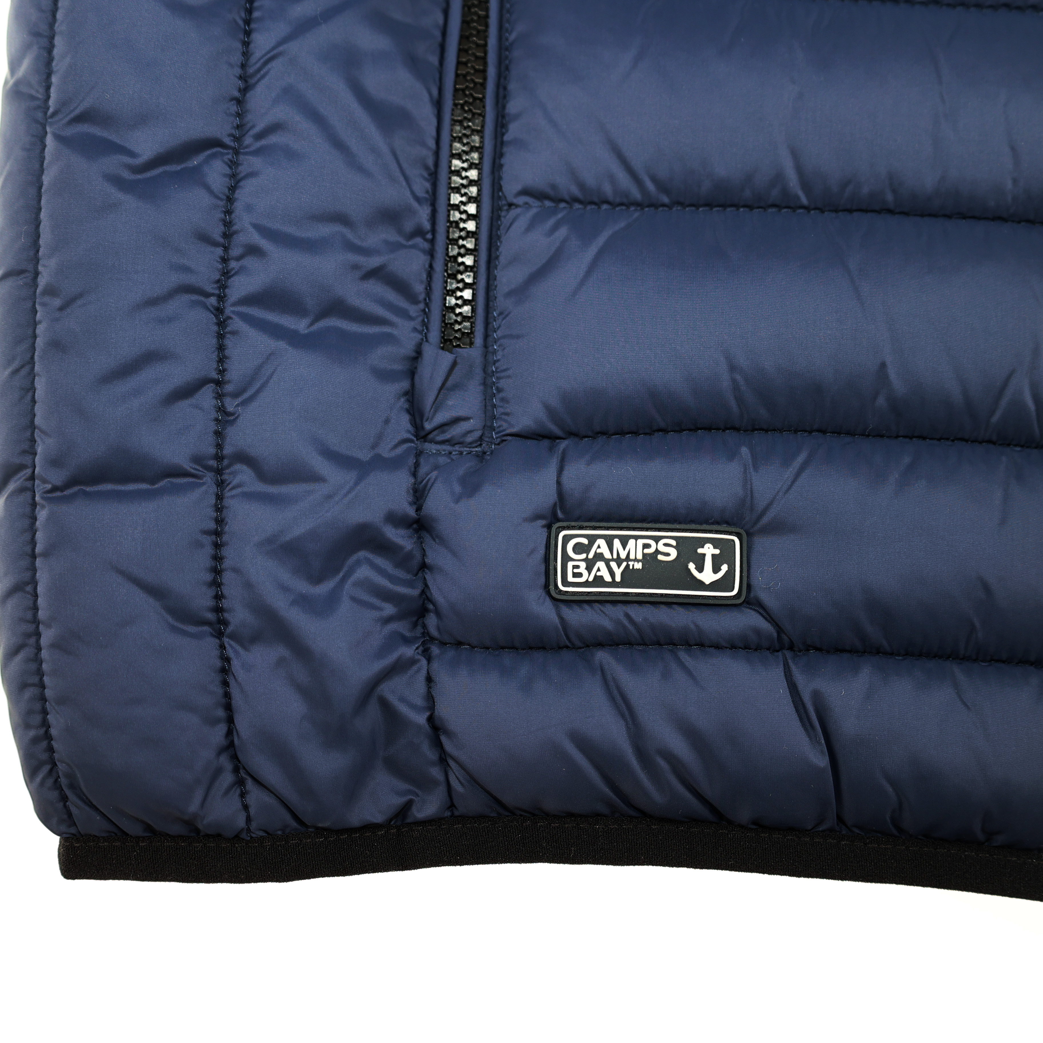 Männliches Model mit CAMPS BAY Weste in Navy