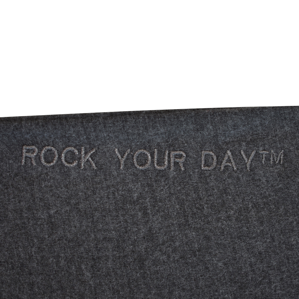Weibliches Model mit Rock Your Day Jerseyrock in Phantom Melange