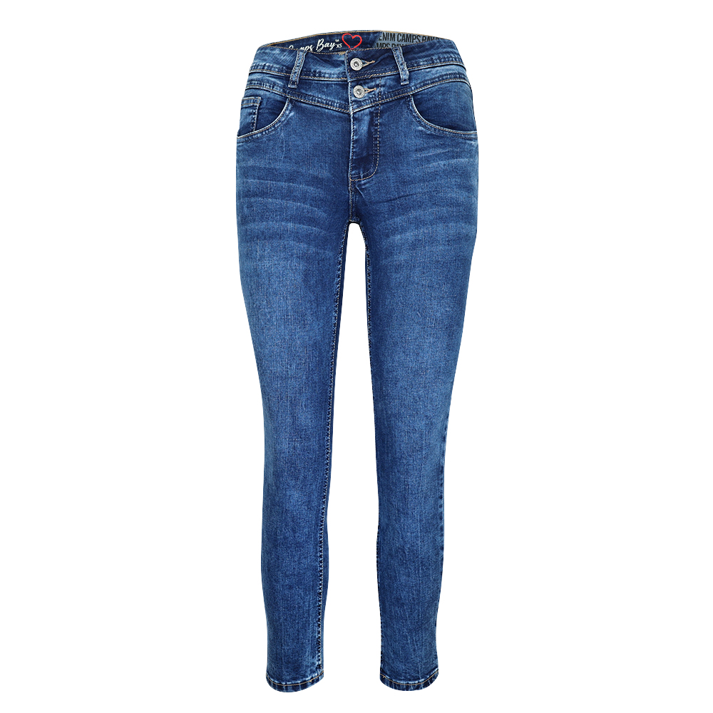 Weibliches Model mit CAMPS BAY Jeans 