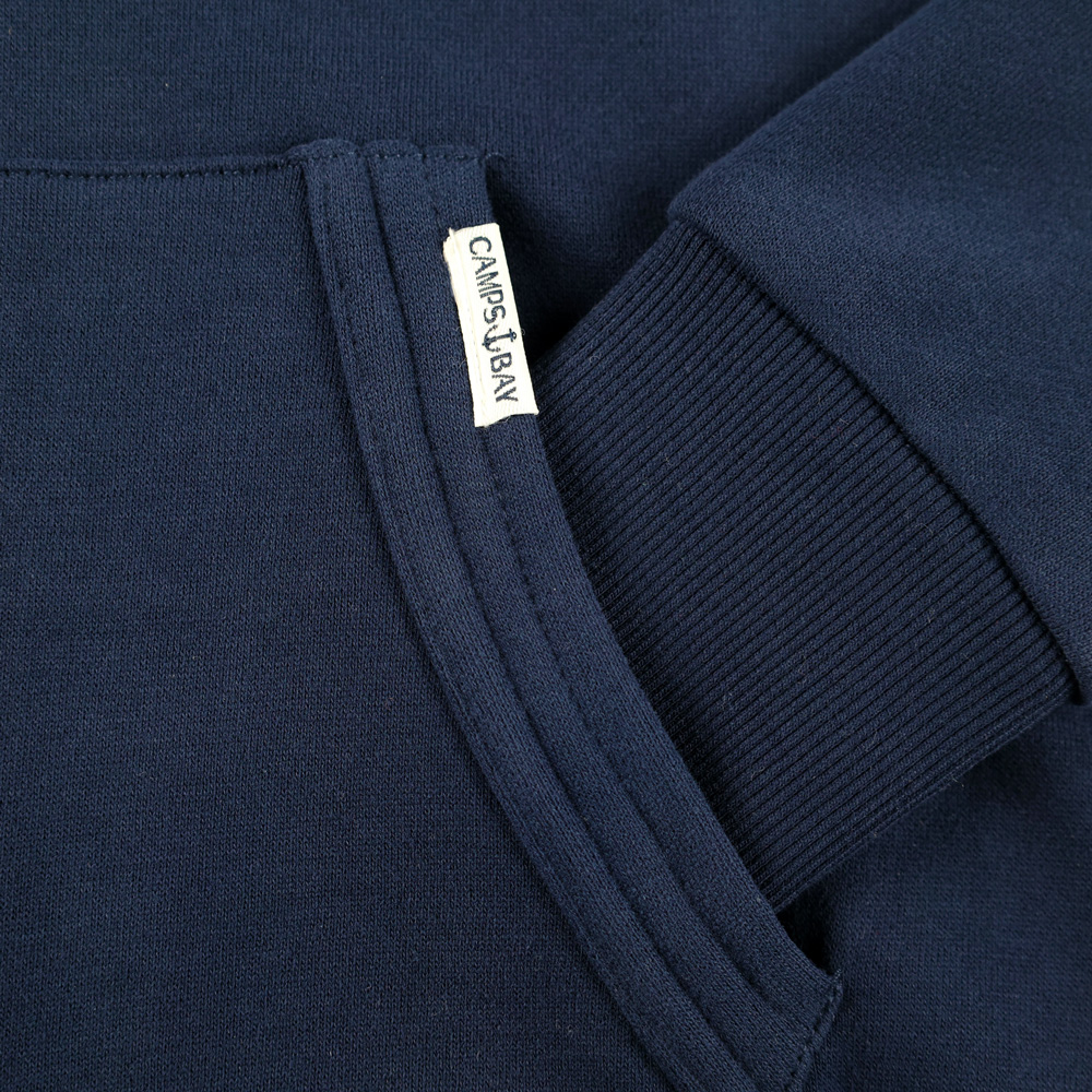 Weibliches Model mit CAMPS BAY Sweatjacke in Maritime Blue