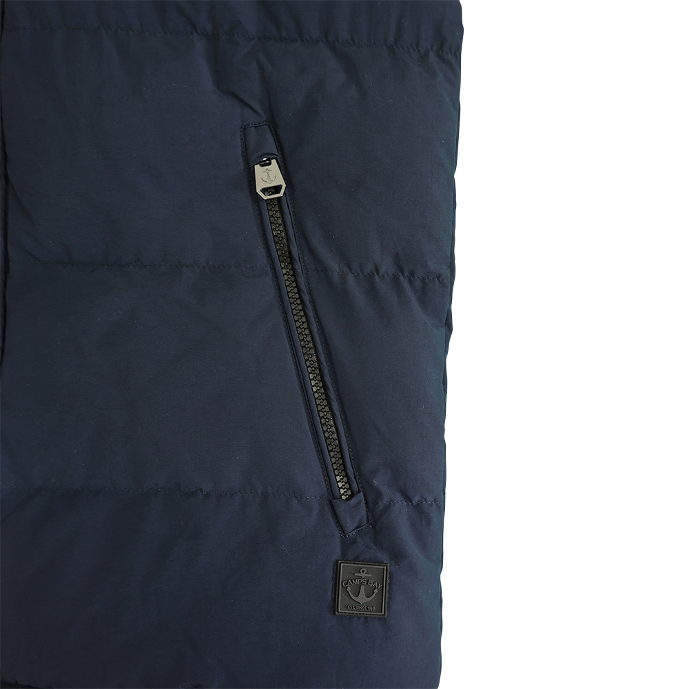 Männliches Model mit CAMPS BAY Westenjacke in Night Sky