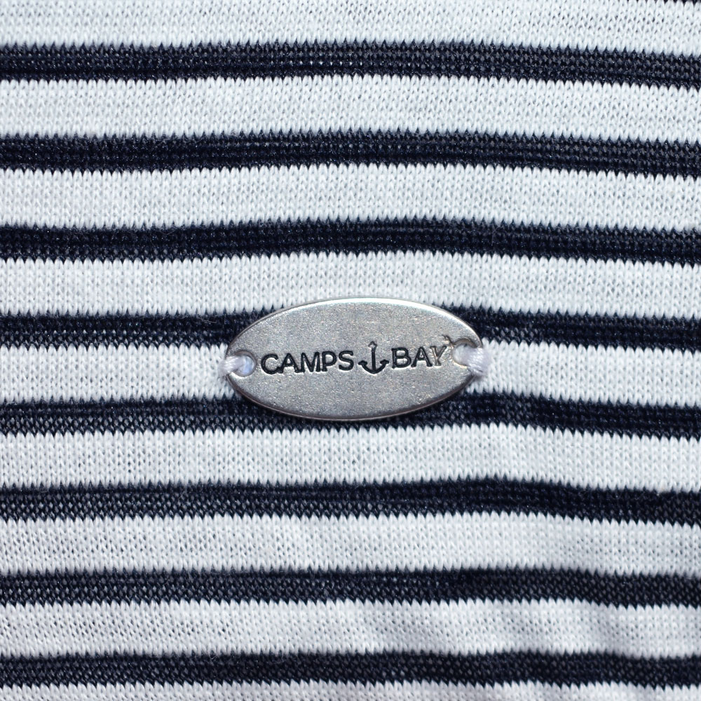 Weibliches Model mit CAMPS BAY Shirt in Navy-Weiß
