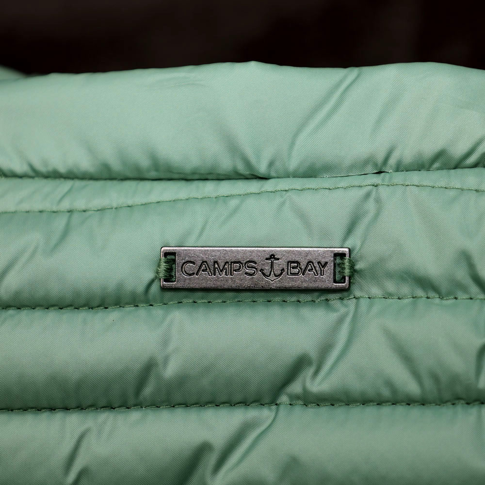 Weibliches Model mit CAMPS BAY Weste in Hedge Green