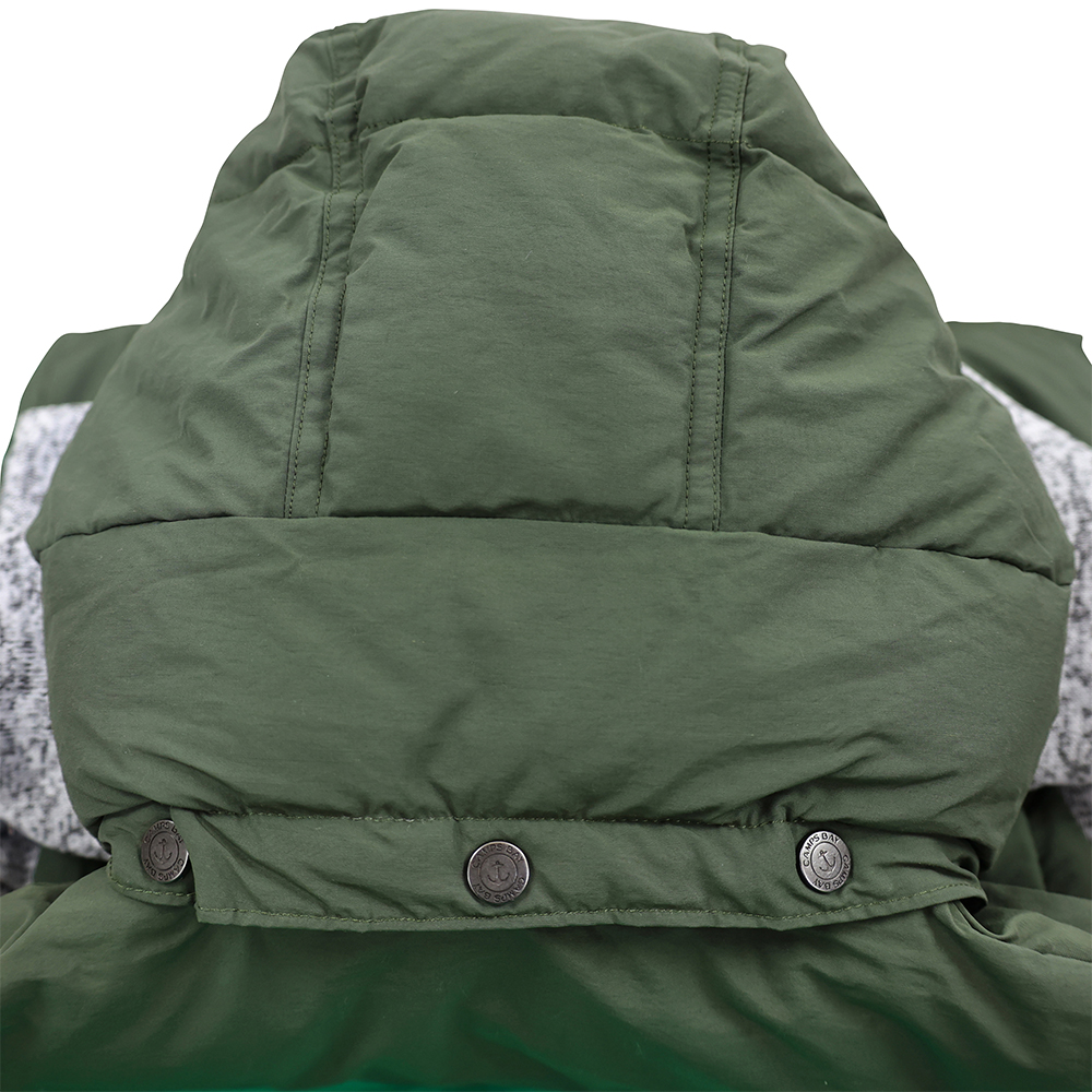 Männliches Model mit CAMPS BAY Westenjacke in Forest Night