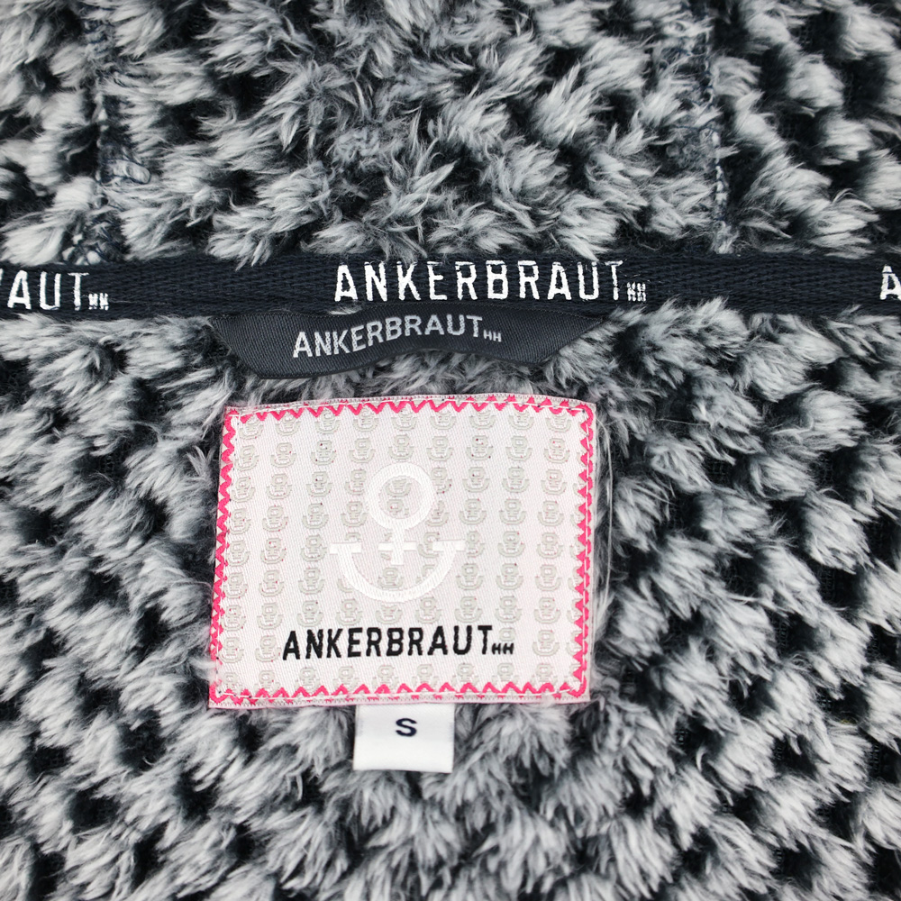 Weibliches Model mit ANKERBRAUT Plüschjacke in India Ink