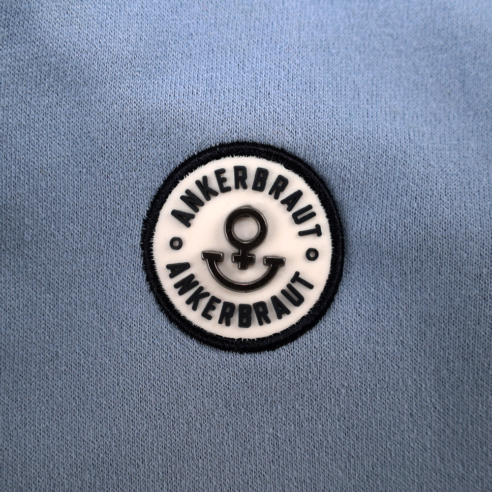 Weibliches Model mit ANKERBRAUT Sweatjacke in Forever Blue