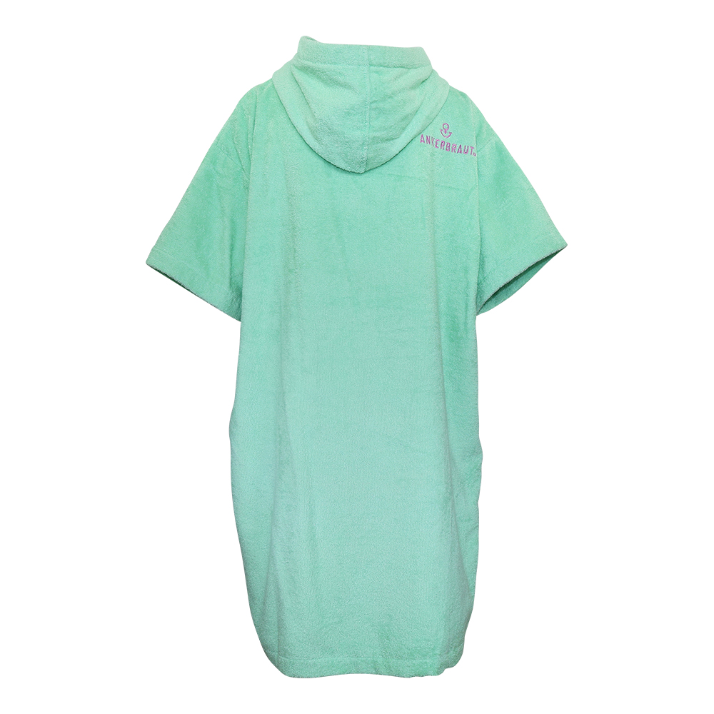 Weibliches Model mit ANKERBRAUT Beach-Poncho in Green