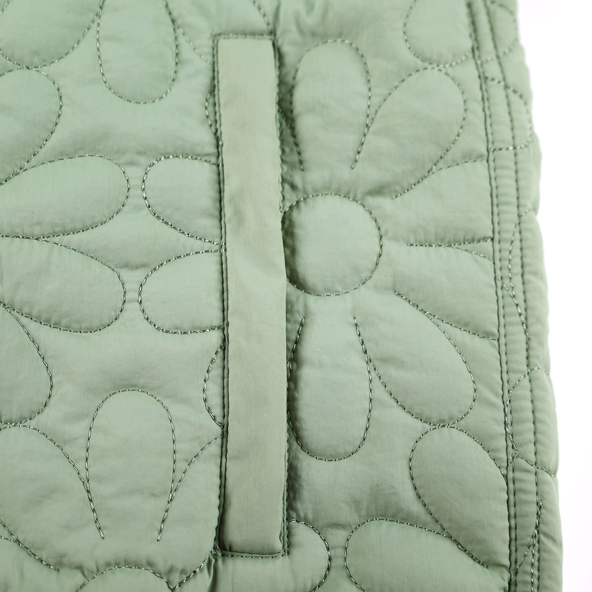 Weibliches Model mit Rock Your Day Jacke in Soft Sage