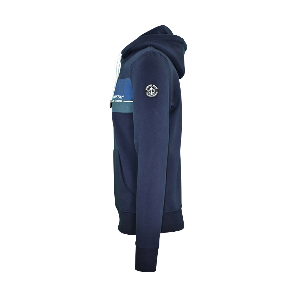 Männliches Model mit CAMPS BAY Hoodie in Night Sky