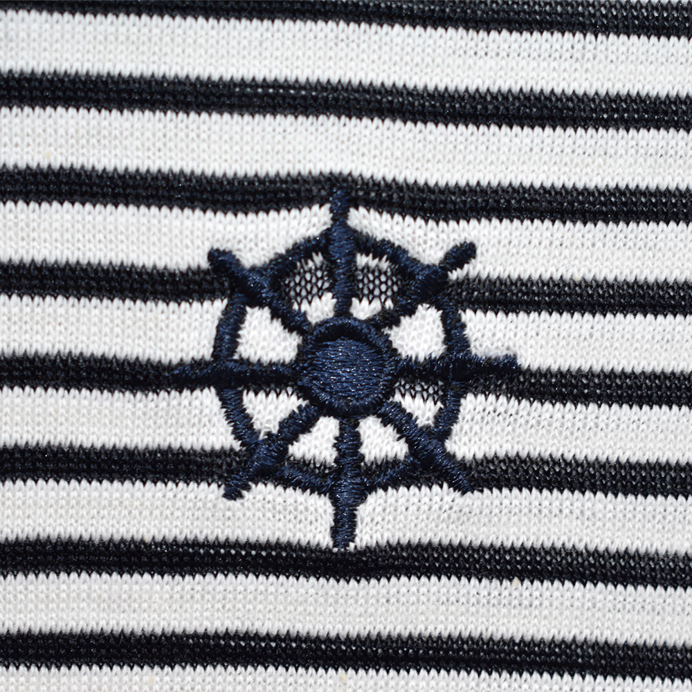 Weibliches Model mit CAMPS BAY Shirt in Navy-Weiß