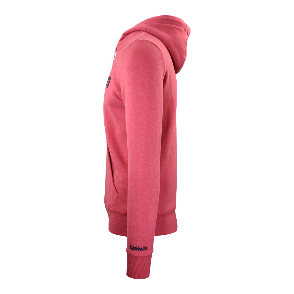 Männliches Model mit Björkvin Hoodie in Red Melange