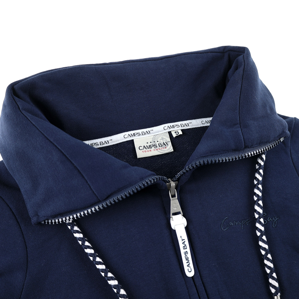 Weibliches Model mit CAMPS BAY Sweatjacke in Maritime Blue