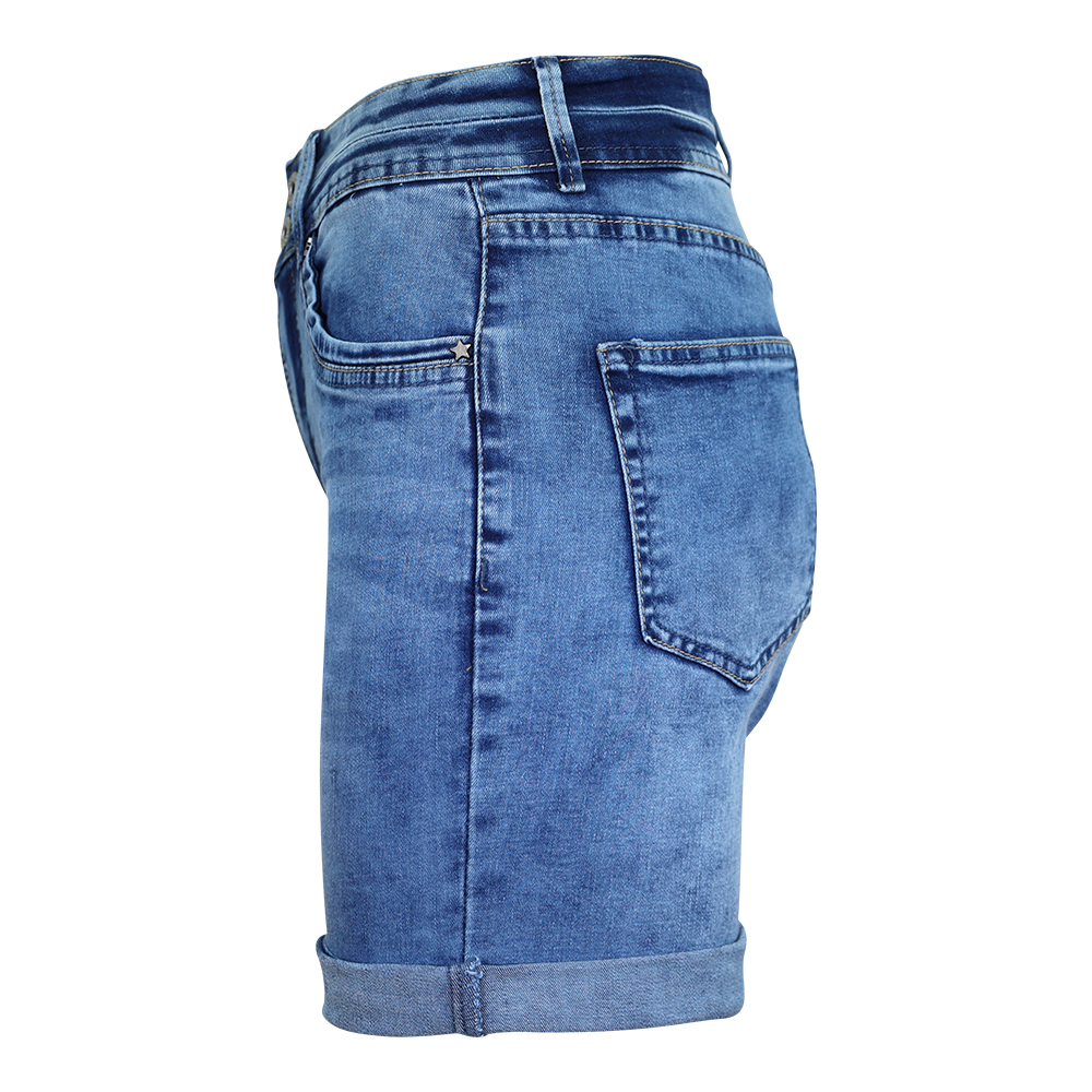 Weibliches Model mit CAMPS BAY Jeans-Shorts in mblue