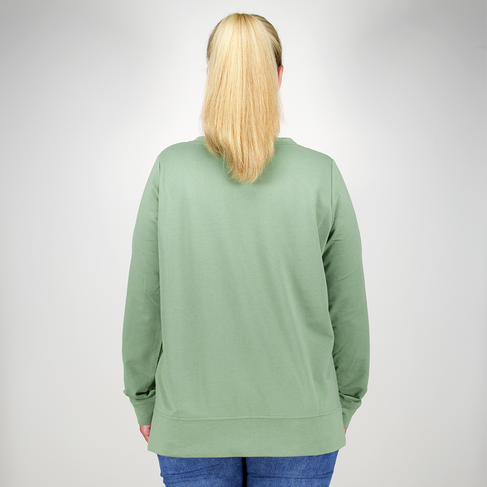 Model mit CAMPS BAY Shirt in Hedge Green