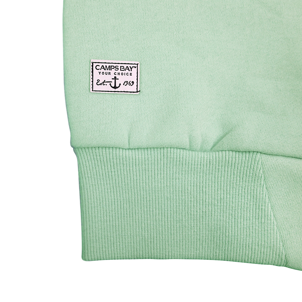 Weibliches Model mit CAMPS BAY Sweatkleid in Harbour Grey