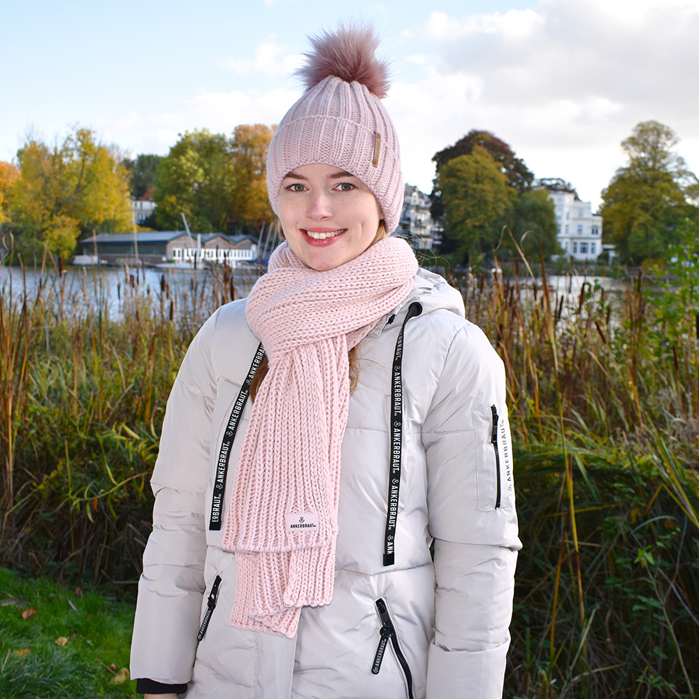 Weibliches Model mit ANKERBRAUT Mütze in Rose