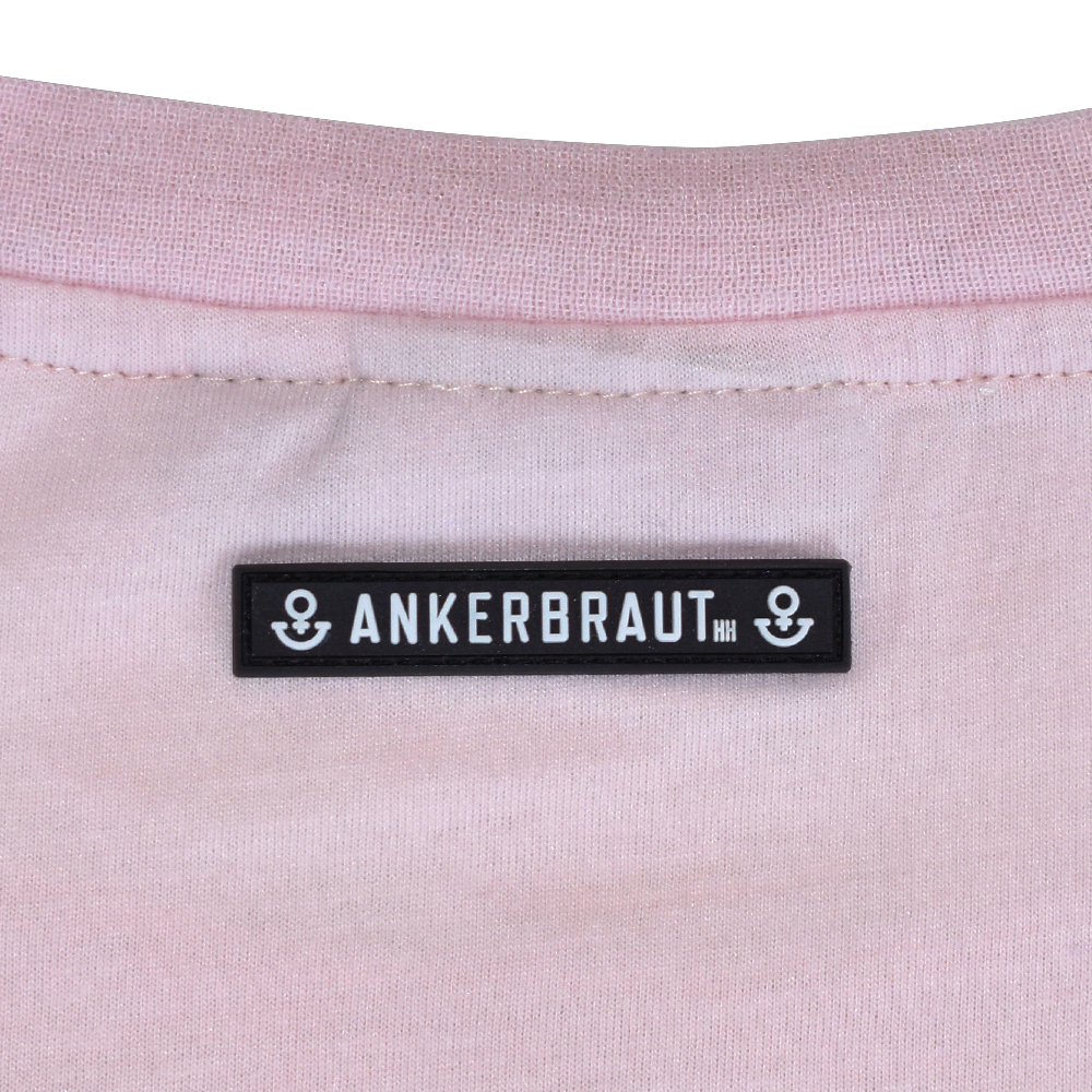 Weibliches Model mit ANKERBRAUT T-Shirt in Cradle Pink