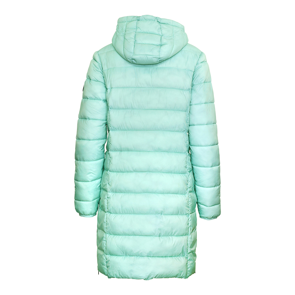 Weibliches Model mit CAMPS BAY Steppmantel in Harbour Grey