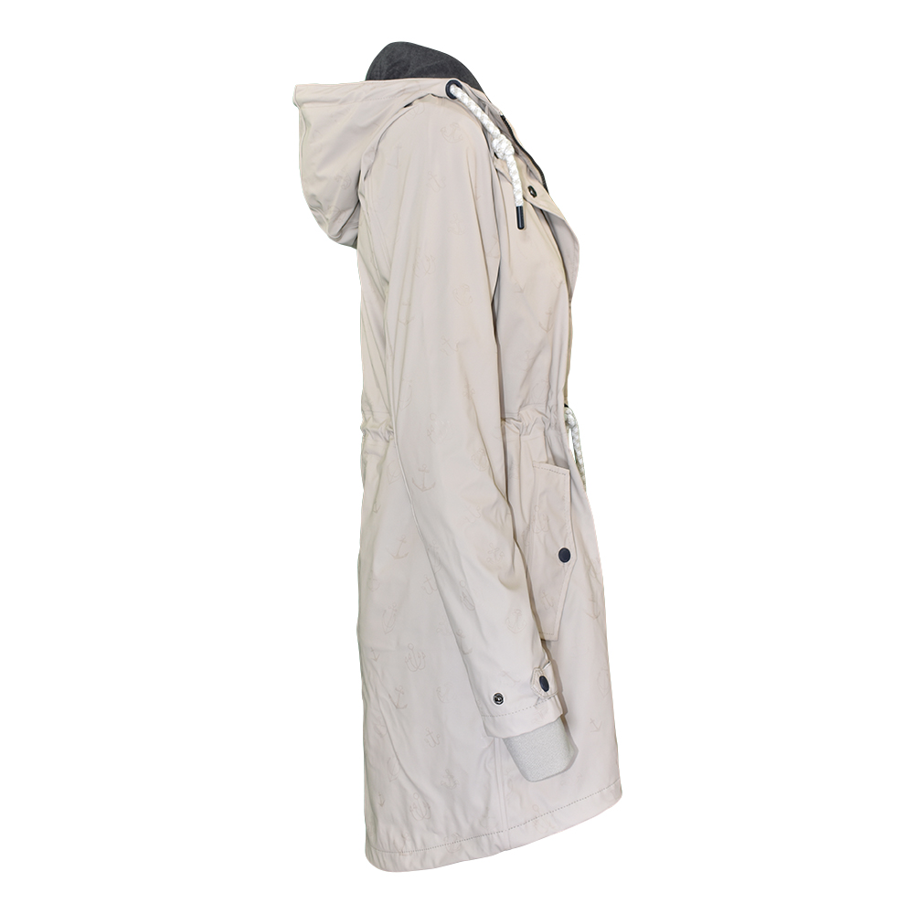 Weibliches Model mit CAMPS BAY Regenjacke in Pumic Stone