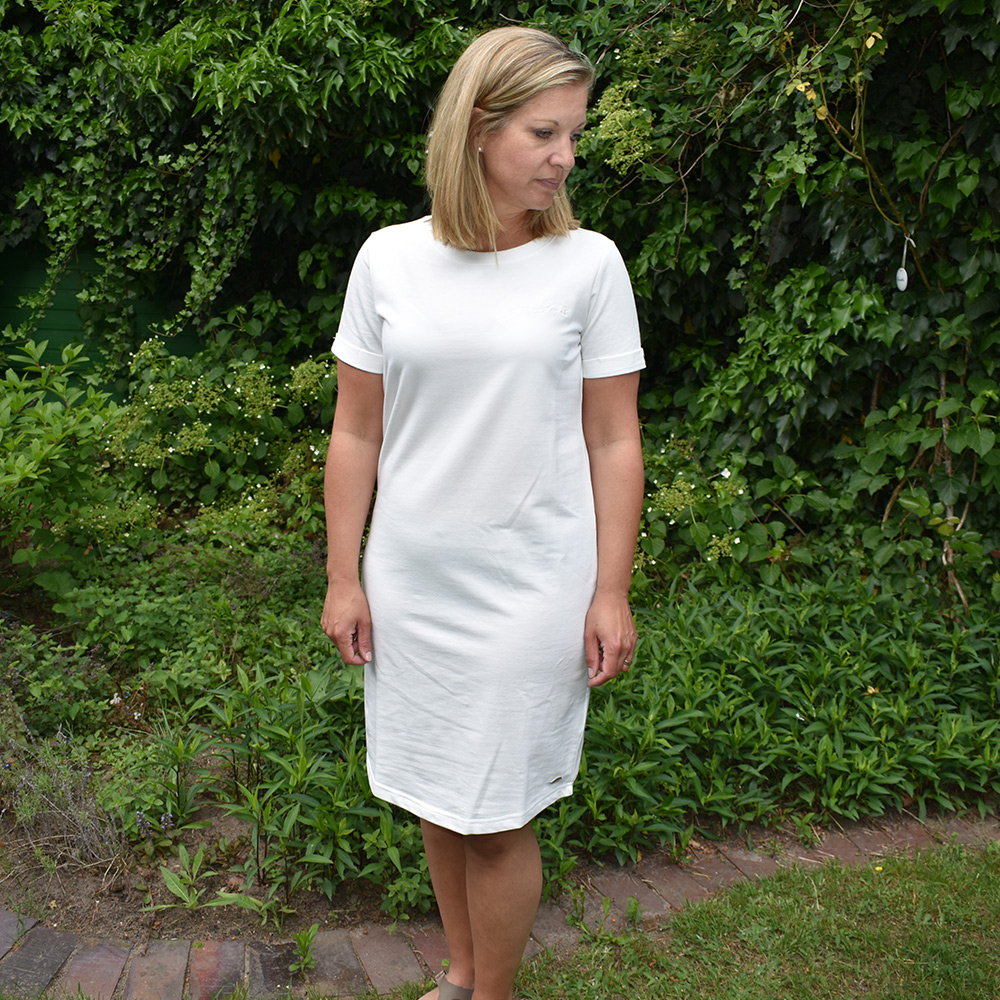 Weibliches Model mit CAMPS BAY Strandkleid in Cloud Dancer Offwhite