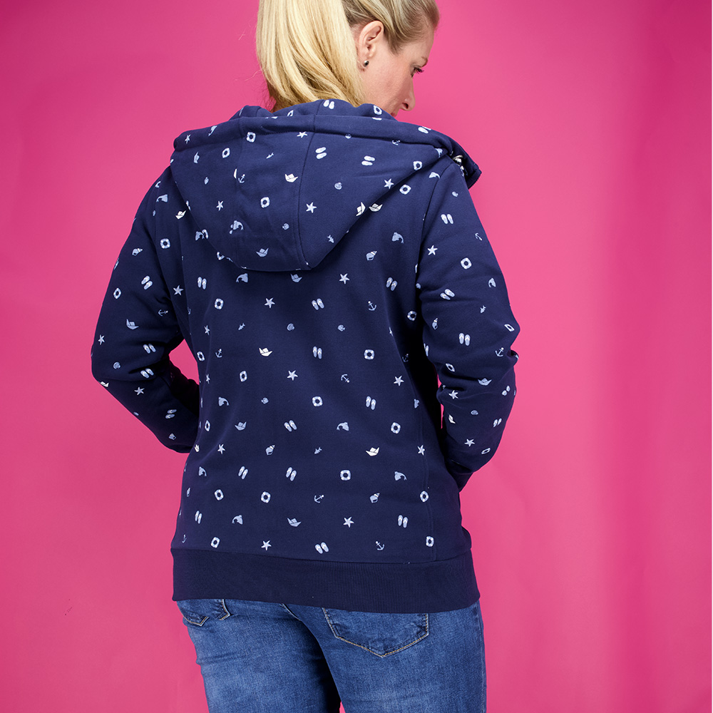 Weibliches Model mit CAMPS BAY Sweatjacke in Maritime Blue