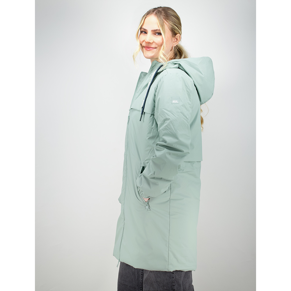Weibliches Model mit ANKERBRAUT Wetter-Longjacke in Scandi Green